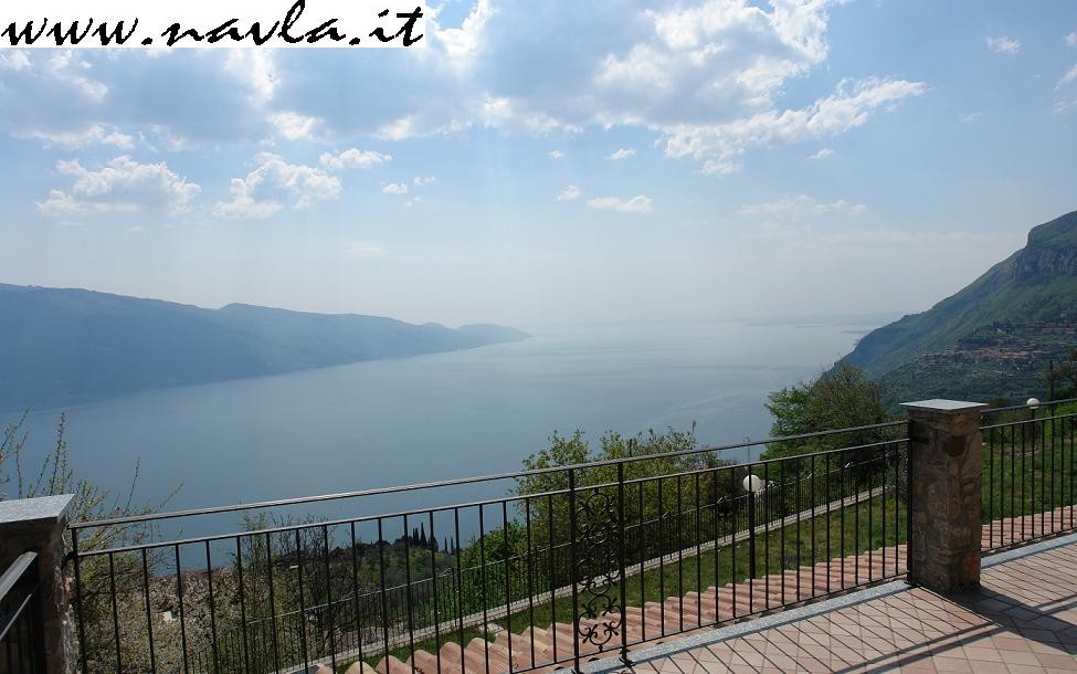 Fotografie della vista del lago di Garda da Villa Latina